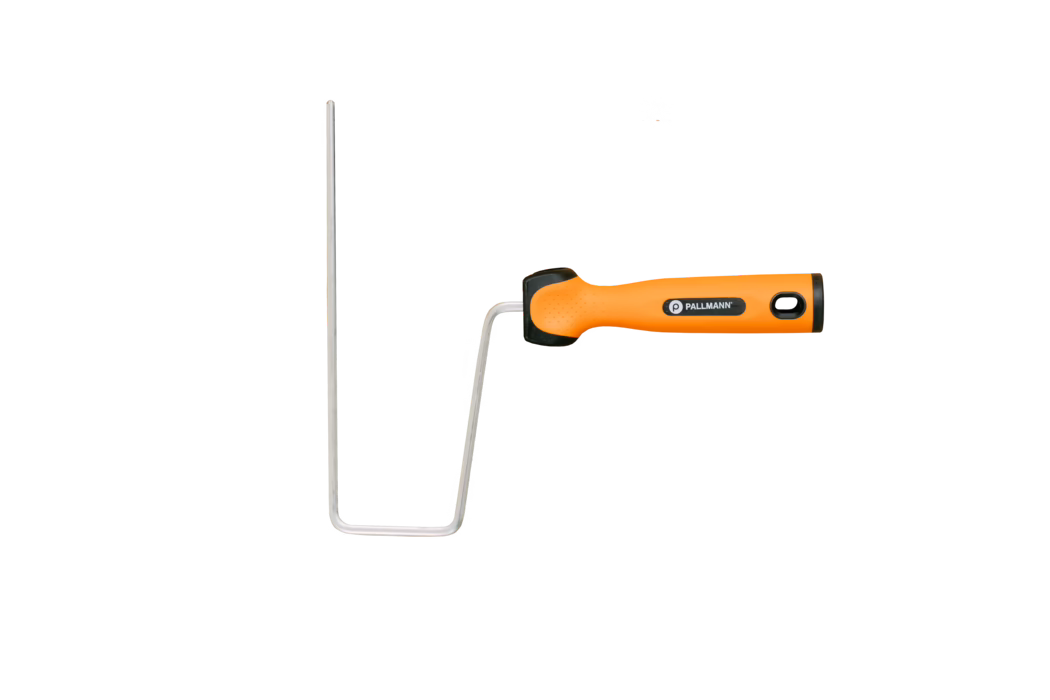 Ein Farbroller-Gestell mit ergonomischem, leuchtend orangefarbenem Kunststoffgriff und gebogenem, silbernem Metallbügel, abgebildet vor weißem Hintergrund. Der Griff hat eine schwarze Abschlusskappe, eine Aufhängung und ein 'PALLMANN'-Logo; der Metallstift ist geformt, um eine zylindrische Rollenhülse aufzunehmen. Das Werkzeug wirkt sauber und einsatzbereit zum Streichen von Wänden oder Decken und verbindet bequemen Halt mit robuster Verarbeitung.