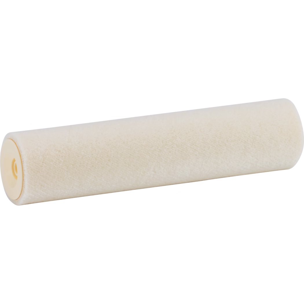 Nahaufnahme einer beige Schaumstoff-Farbrolle auf weißem Hintergrund, mit weicher, texturierter Oberfläche und hellgelben Kunststoffendkappen in leichter Diagonallage.