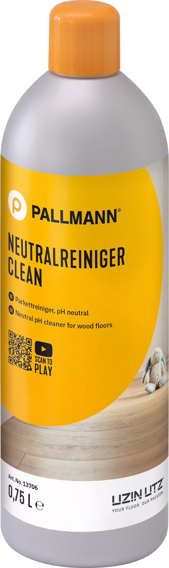 Eine hohe graue Plastikflasche mit orangefarbenem Verschluss und leuchtend orangefarbener Etikette mit der Aufschrift 'PALLMANN NEUTRALREINIGER CLEAN'. pH-neutraler Reiniger für Holzböden; auf der Etikette stehen 0,75 L, ein QR-Code und die Marke UZIN UTZ. Auf der unteren Etikette ist ein Holzfußboden mit einem kleinen Plüschtier abgebildet.