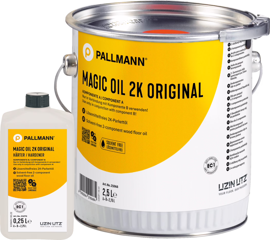PALLMANN_dummy_Magic-Oil-2K-Original_2,75l_msl_2021-12 Nahaufnahme einer gelb gekennzeichneten Metalldose PALLMANN Magic Oil 2K Original Parkettöl (2,5 L) mit einer kleinen weißen Härterflasche (0,25 L) daneben; das Etikett zeigt Markenlogo, Produktnamen, Gebrauchshinweise und ein Symbol für 'lösungsmittelfrei'; Metallbügel und verschlossener Deckel sind sichtbar; Produktfoto vor weißem Hintergrund.